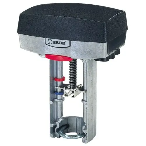 Stellantrieb mit schwarzem Oberteil und metallischem Unterbau, ausgestattet mit verschiedenen Anschlüssen und einem Hubmechanismus, hergestellt von ESBE.